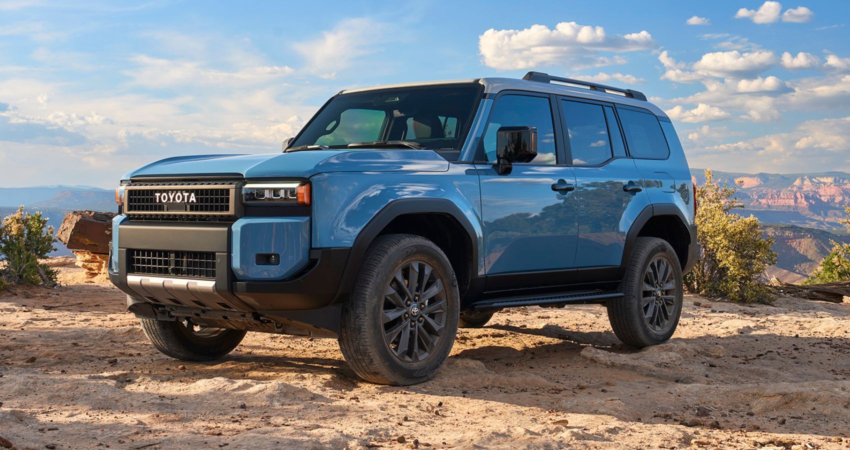Vista frontal de um Toyota Land Cruiser 2024.