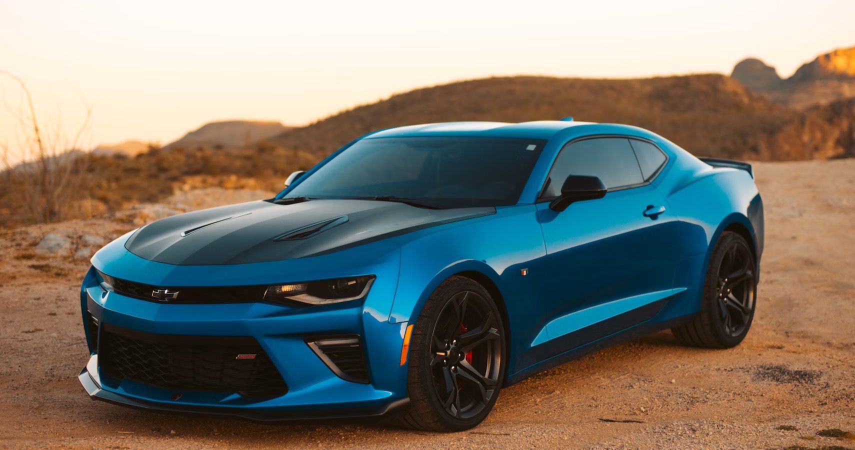Um Chevrolet Camaro 2023 de sexta geração azul no deserto