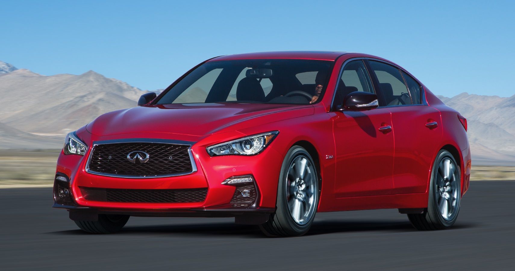 2018 Infiniti Q50 em movimento.