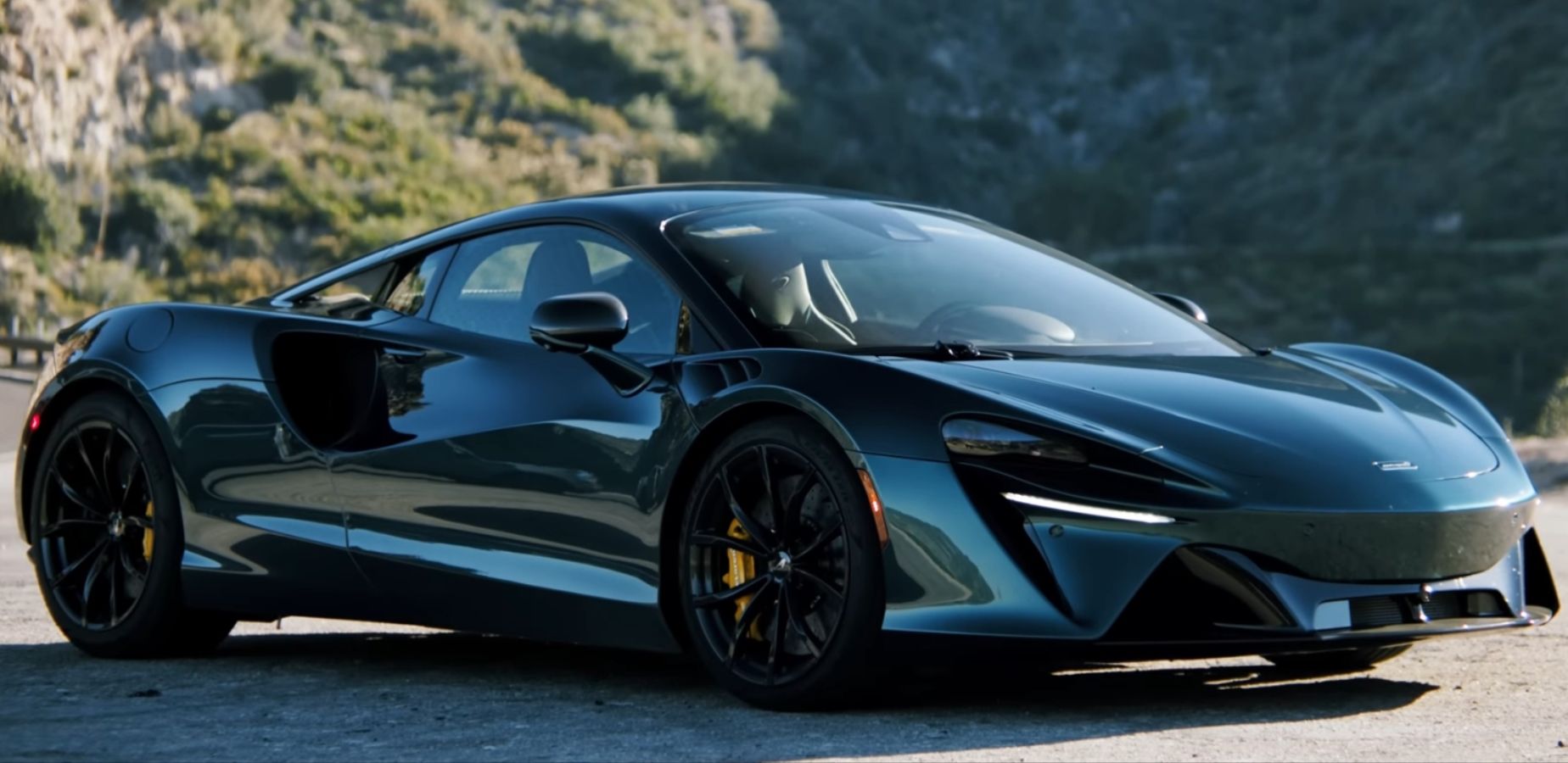 McLaren Artura Throttle House Front Quarter View estacionado