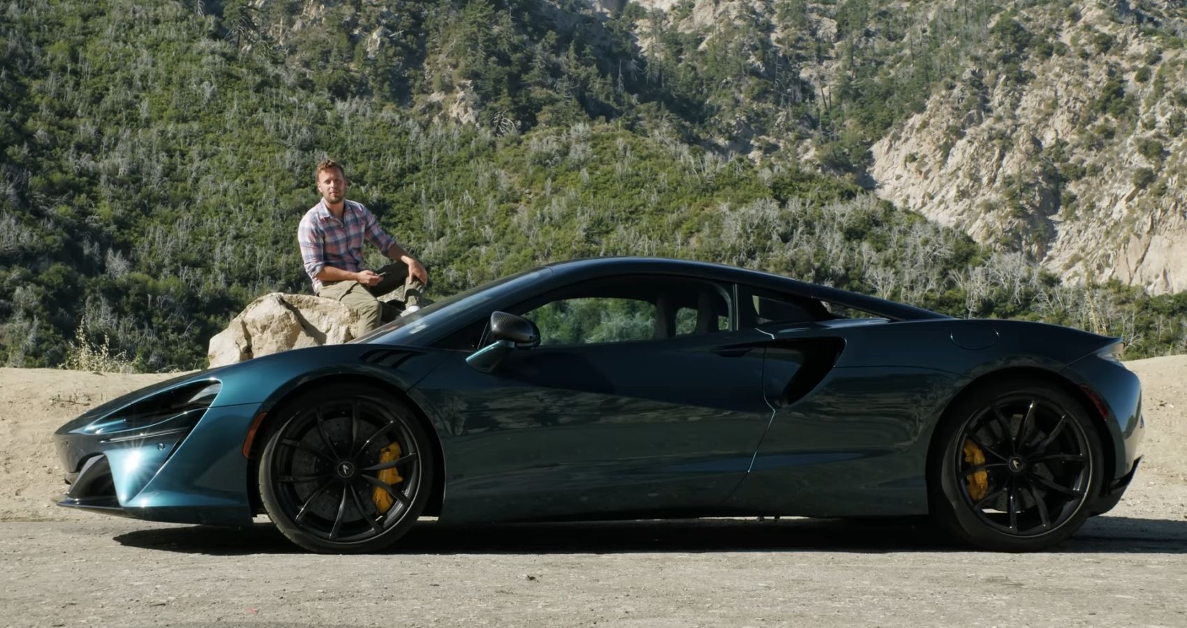 McLaren Artura Throttle House Front Quarter com James estacionado