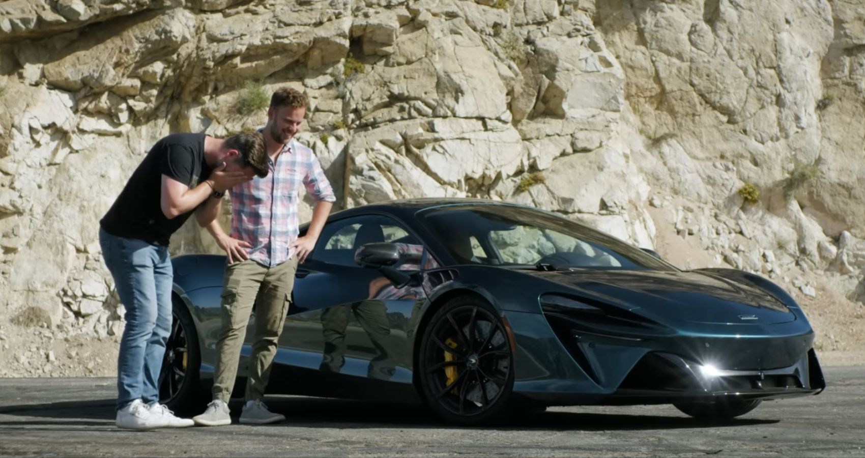 Vista frontal da McLaren Artura Throttle House com Thomas e James conversando