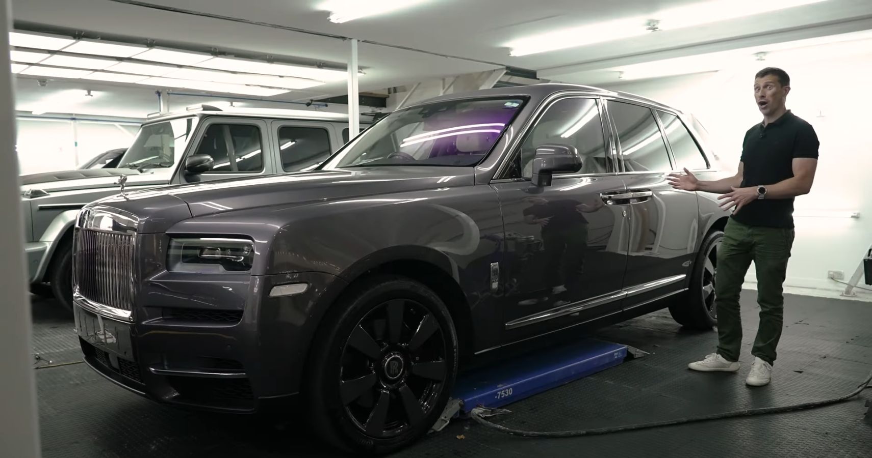 Rolls-Royce Cullinan Front Quarter View enquanto estacionado
