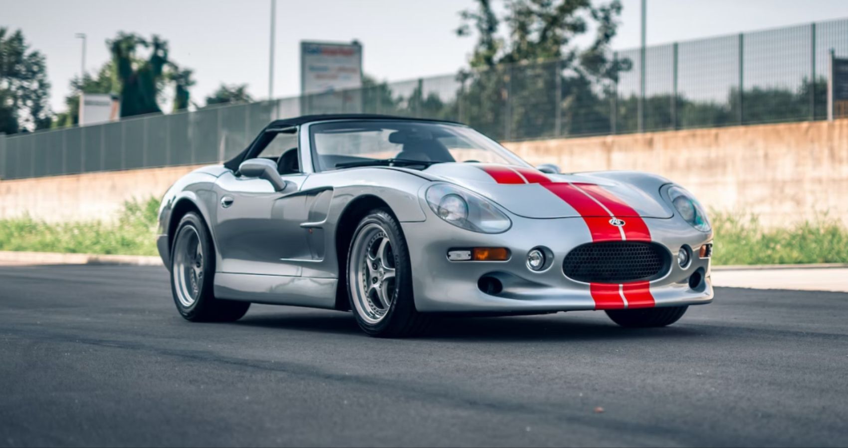 Shelby Series 1 vista lateral direita estacionado