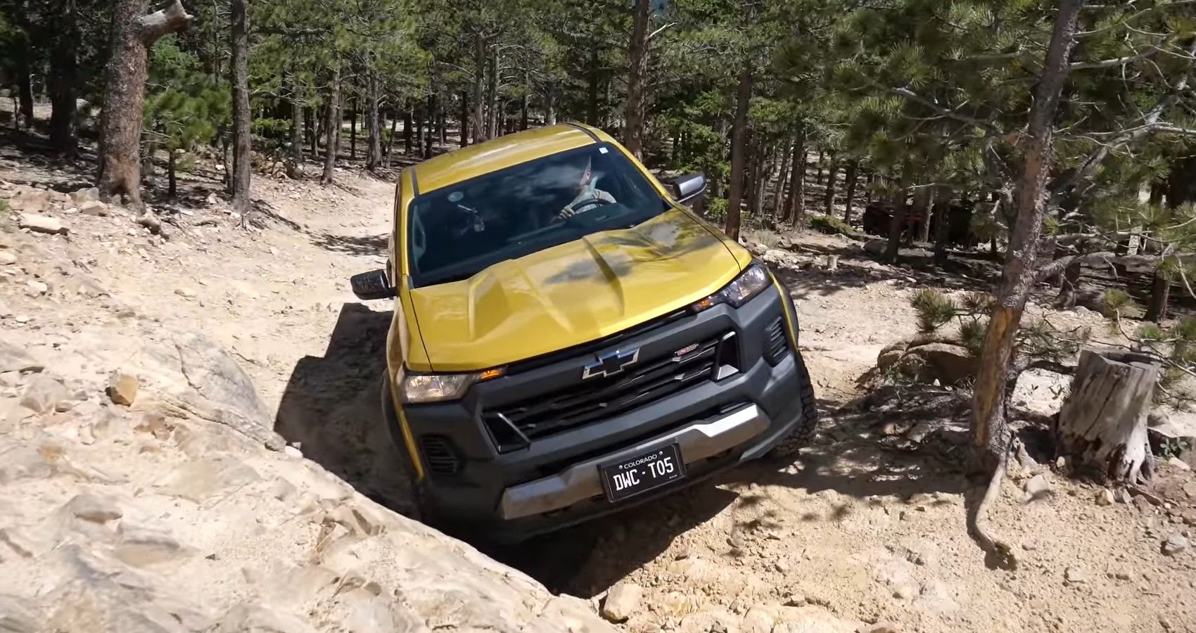 Chevrolet Colorado Trail Boss, vista de perfil frontal em pista off road