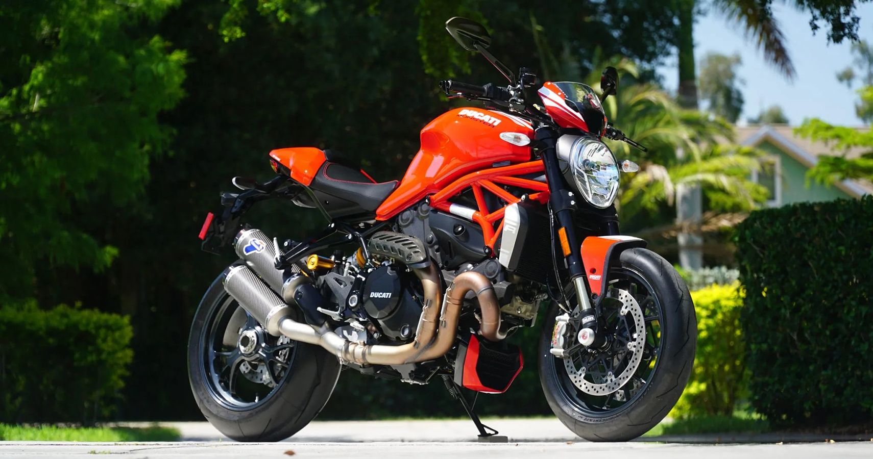 Sepeda telanjang Italia merah