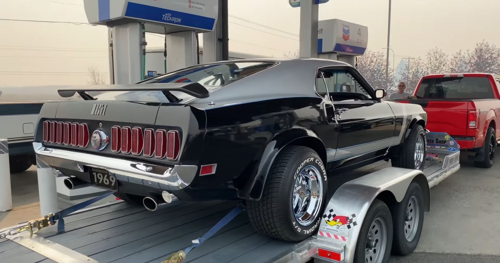 Vista traseira do Mustang Mach 1 1969 no trailer