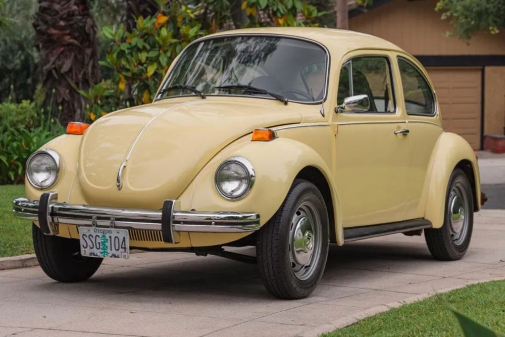 Mobil kompak kuning Volkswagen Super Beetle 1973