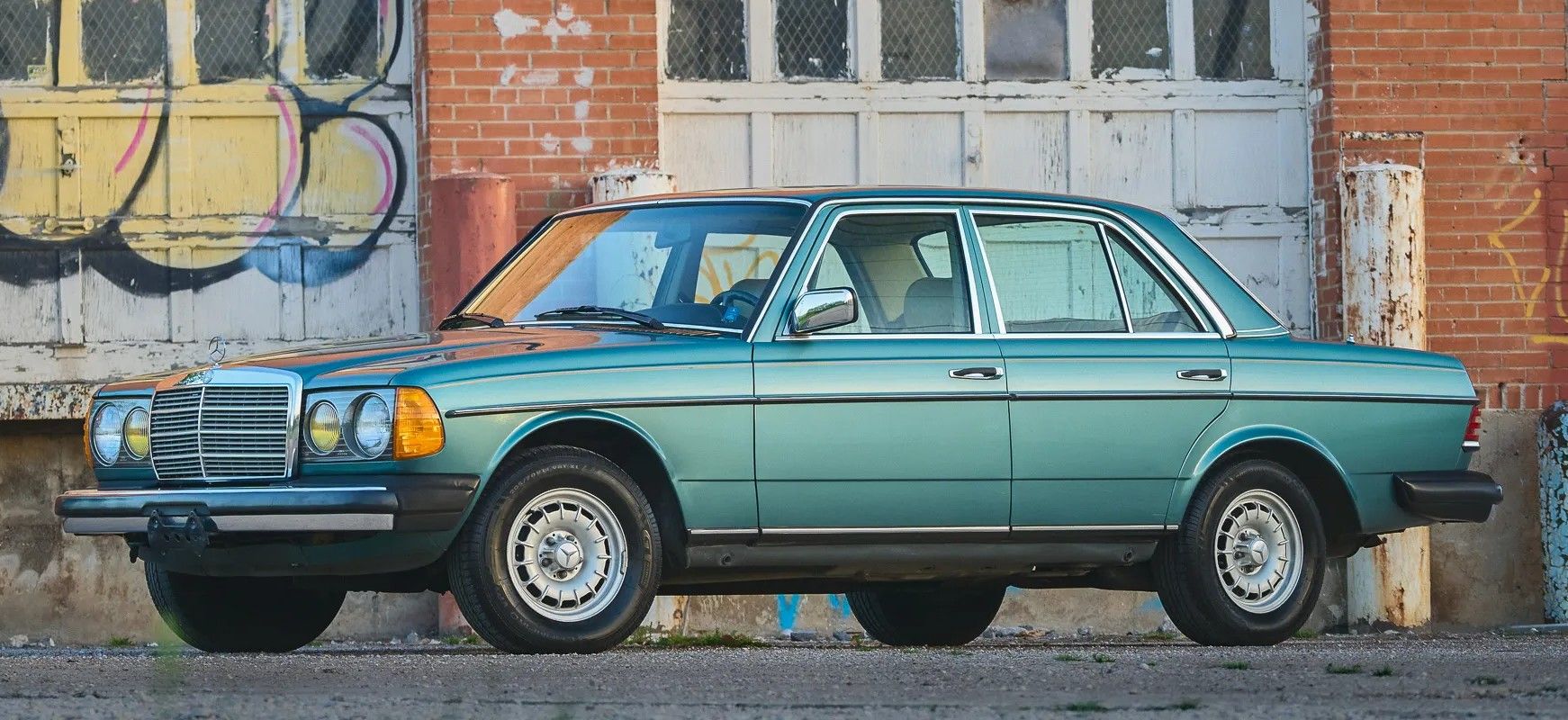 Vista lateral do Mercedes-Benz 300D 1985