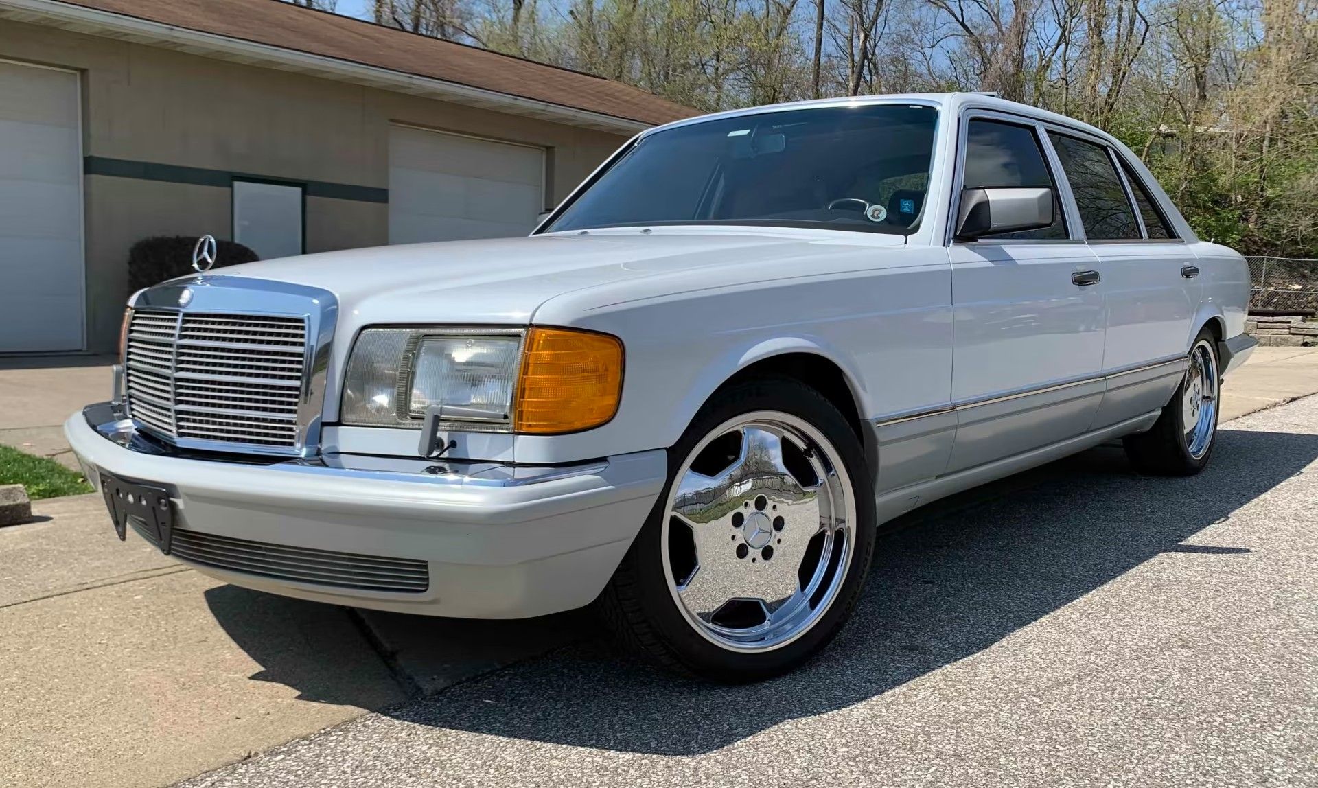 Mercedes-Benz 560SEL 1991 em branco
