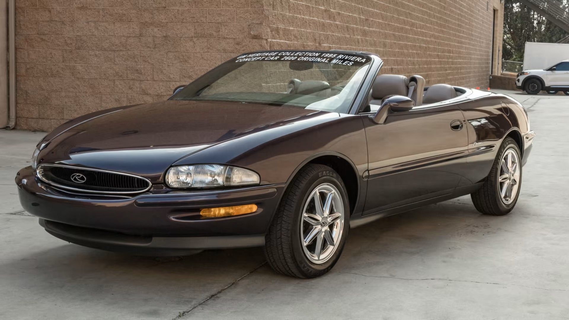 Vista frontal do carro-conceito Buick Riviera 1995