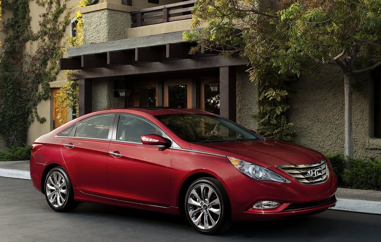 2011 Hyundai Sonata 2.0T sedan vermelho estacionado