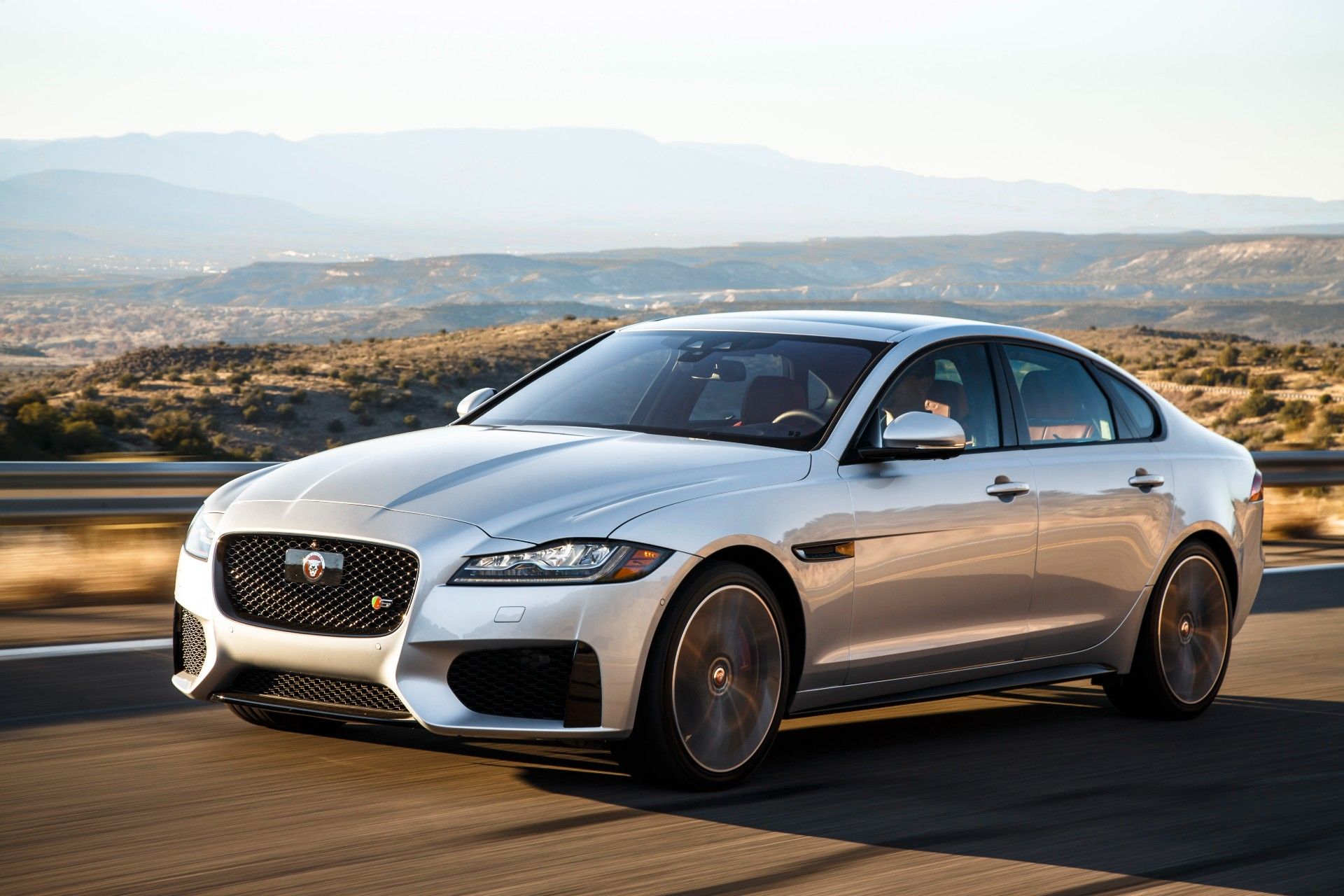 Prata 2016 Jaguar XF na estrada