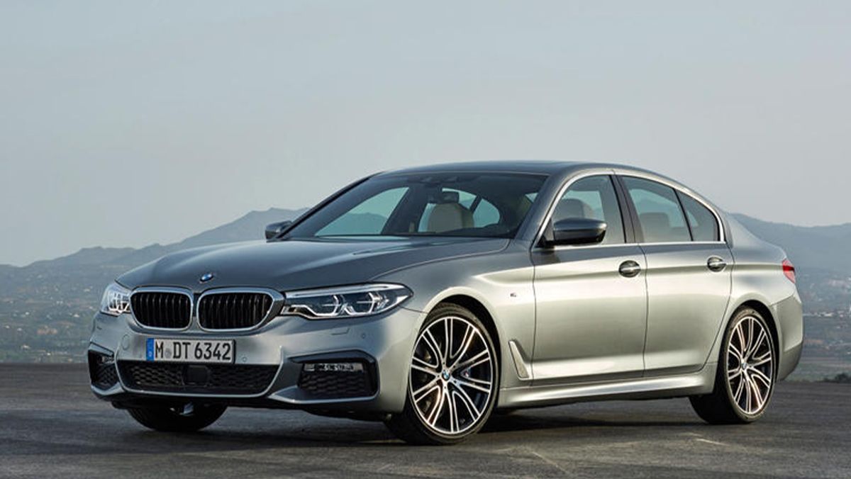 Um BMW Série 5 Sedan 2018 prateado estacionado