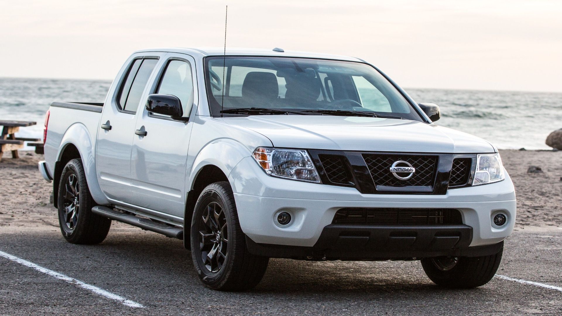 2019 Nissan Frontier white
