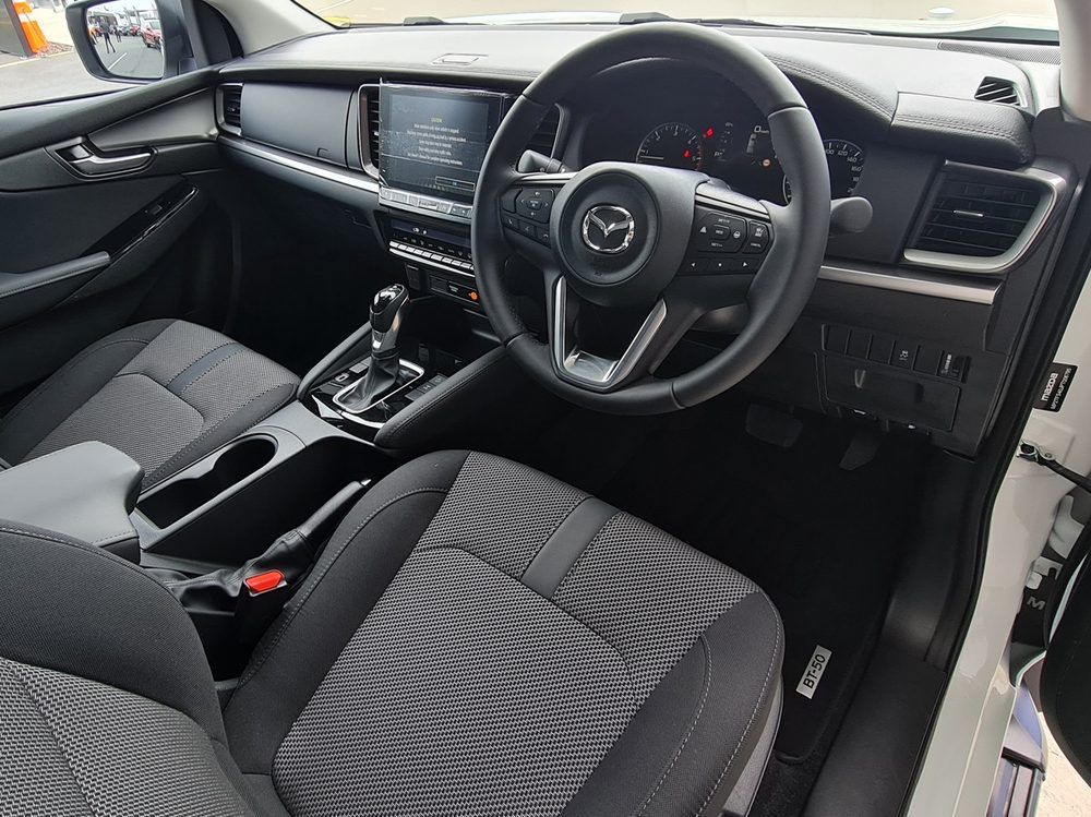 Interior da picape Mazda BT-50 2021