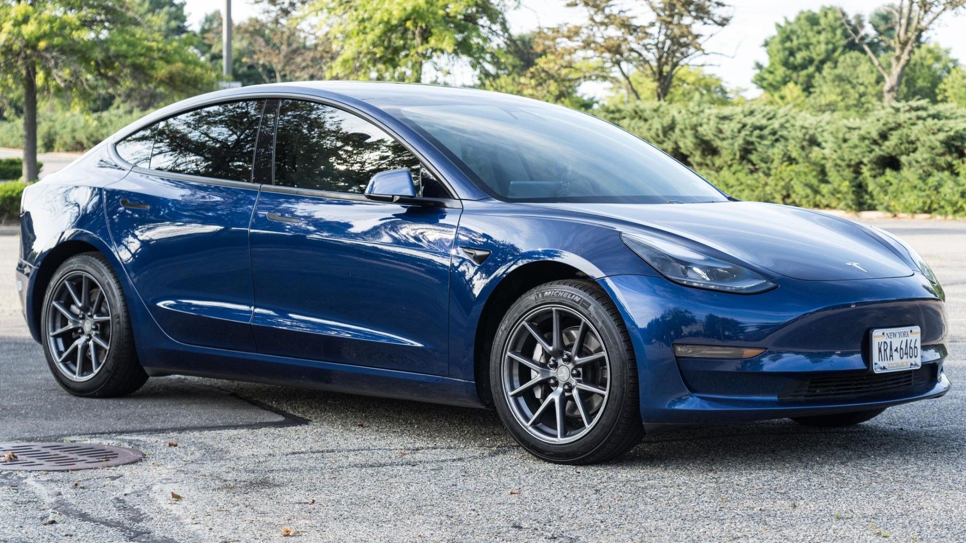 Vista frontal do terceiro trimestre do Tesla Model 3 Long Range AWD 2021