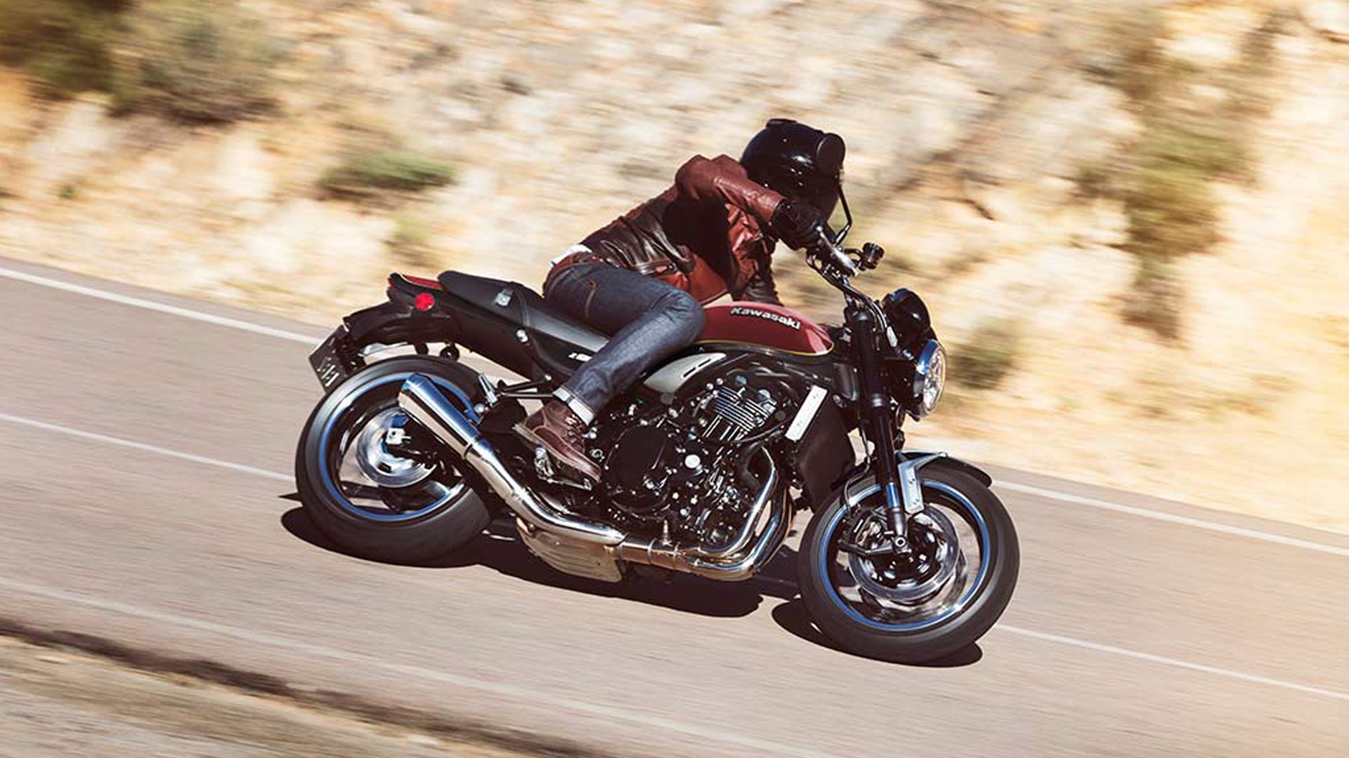 Sepeda motor kawasaki Z900RS 2023 bergaya Retor