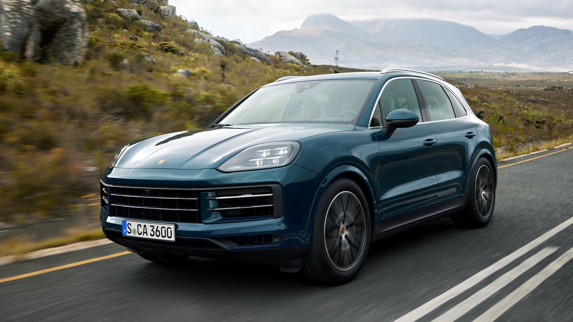 Um Porsche Cayenne 2024 dirigindo em uma estrada