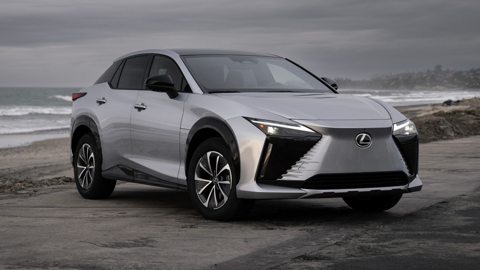 Vista frontal de um Lexus RZ 450e 2023.