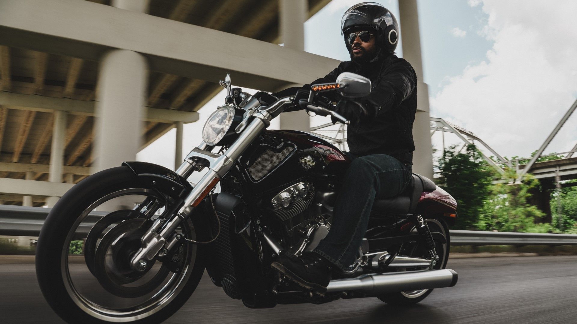 Harley-Davidson V-Rod Muscle accelerating side view
