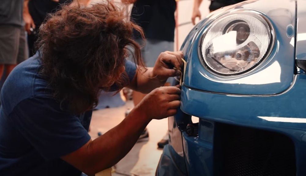 Akira Nakai trabalha em seu mais recente projeto RWB Porsche