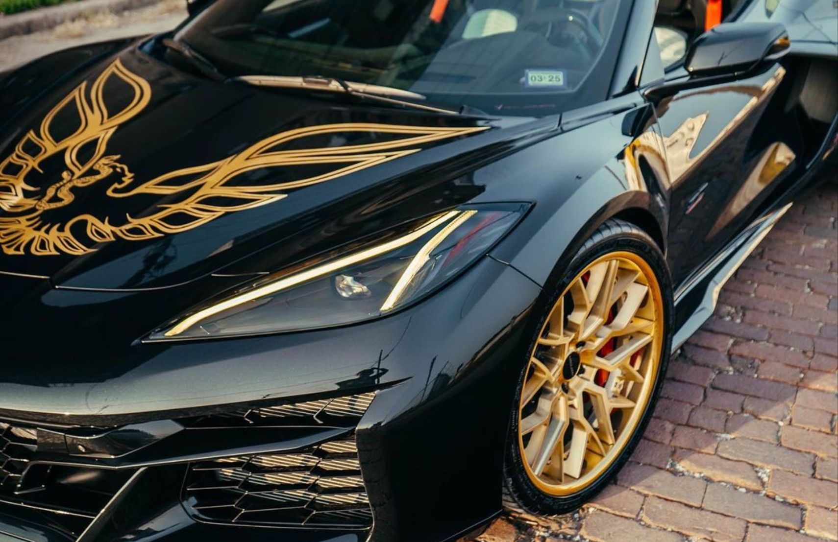 Detalhes dianteiros do Bandido Corvette Z06 estacionados