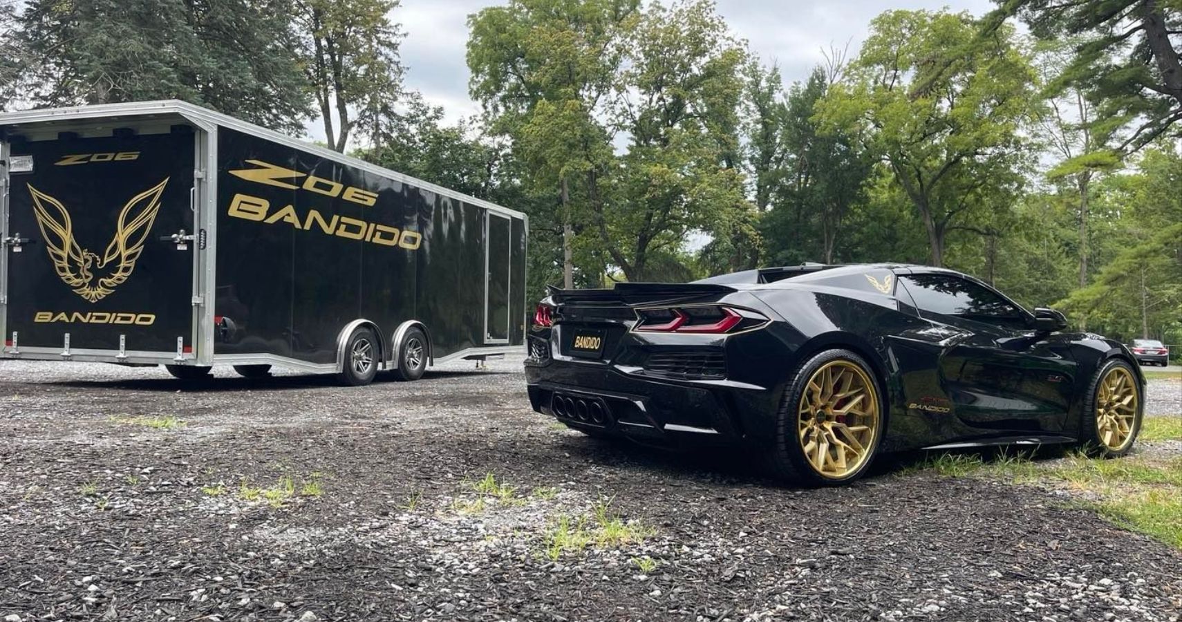 Bandido Corvette Z06 com trailer estacionado