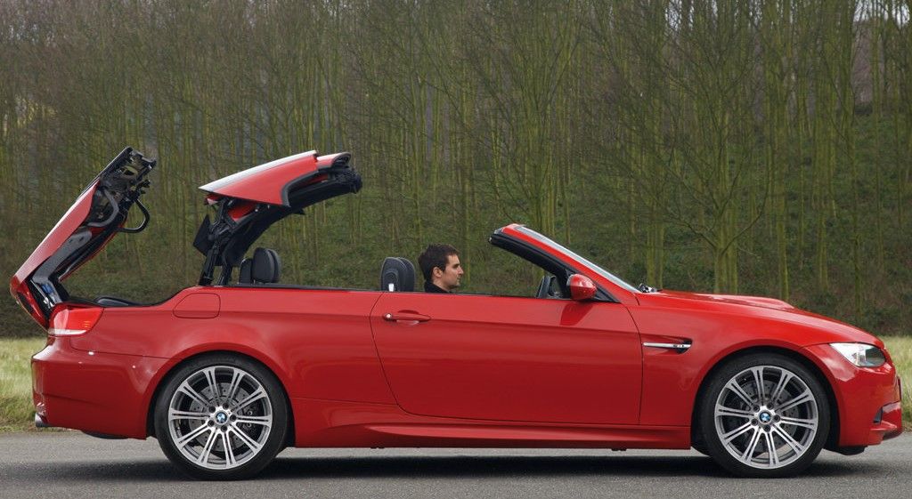 Foto lateral de um BMW E93 M3 2009 vermelho
