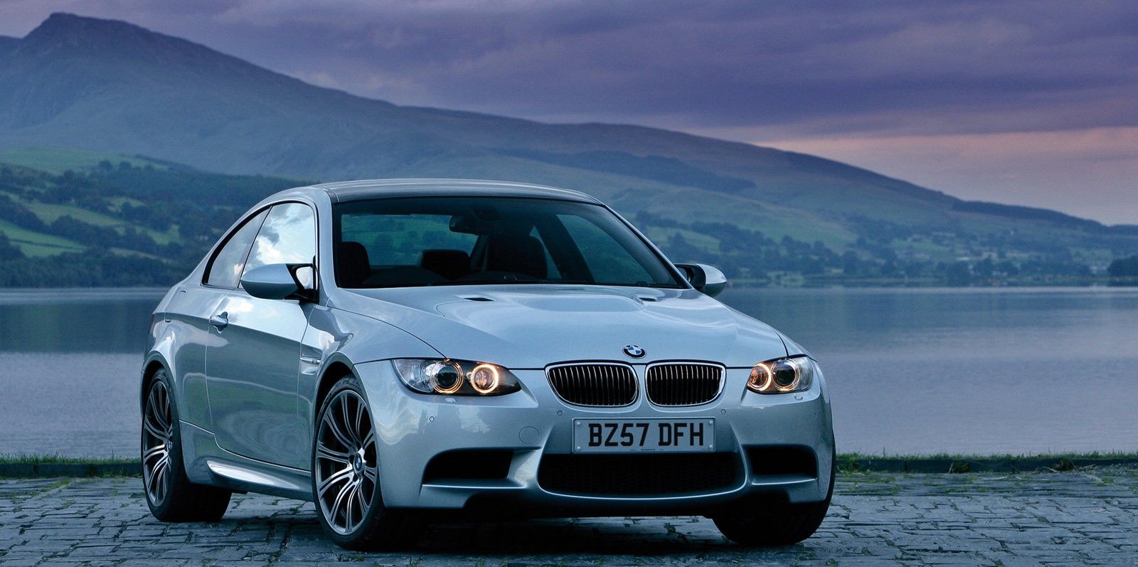 Three Quarter Shot, Silver 2008 BMW E92 M3 estacionado à beira do rio