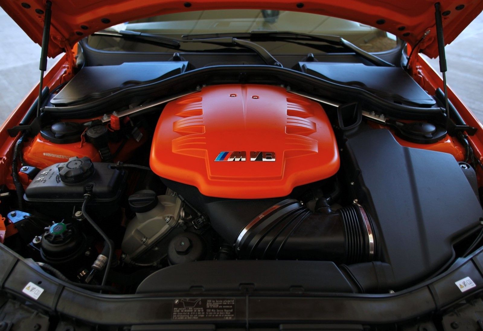 Foto frontal do motor V8 em um BMW E92 M3
