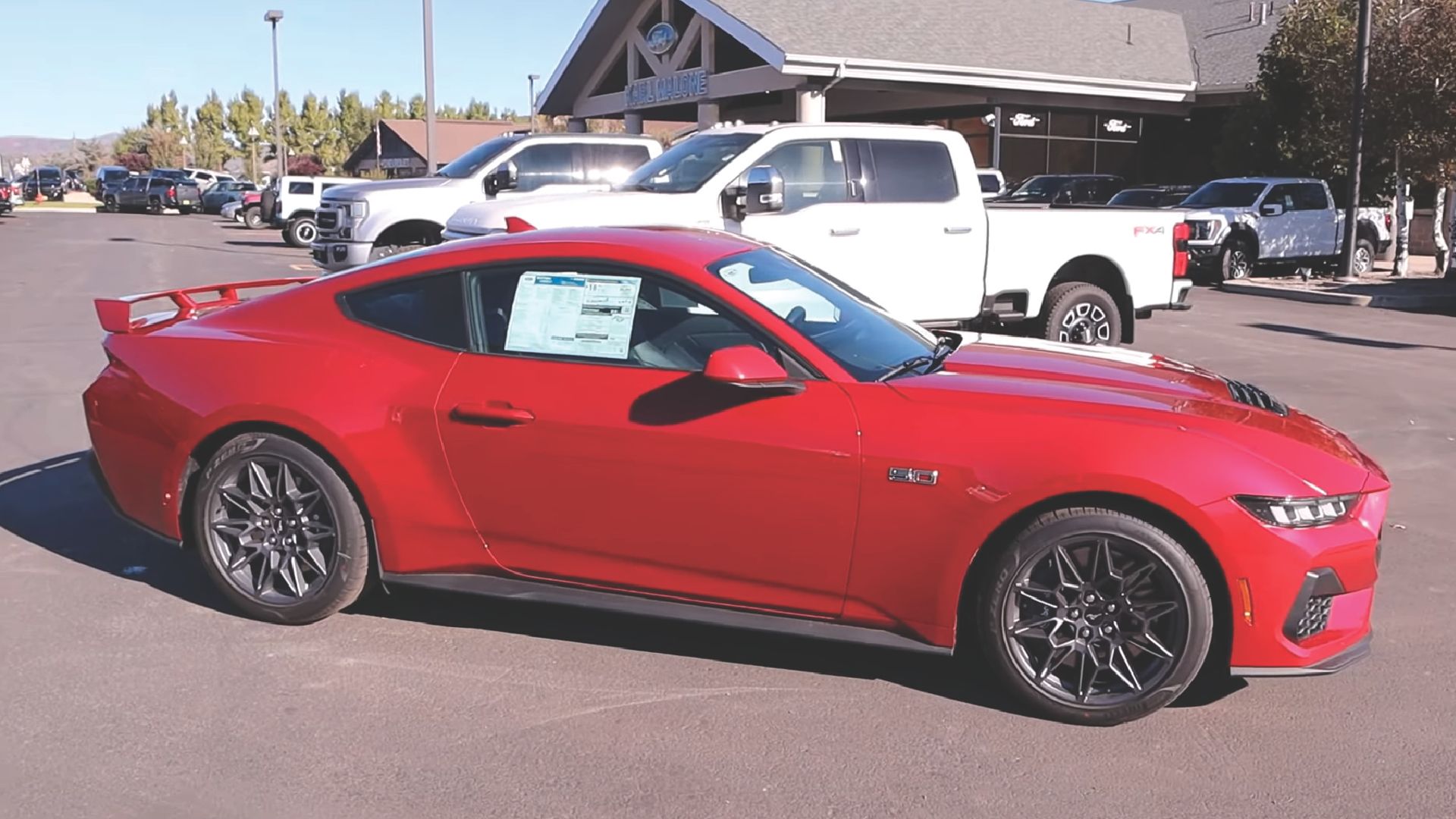 Ford Mustang GT vermelho 2024