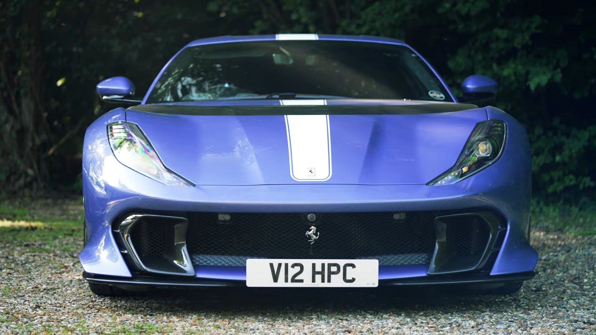 Vista frontal da Ferrari 812 Competizione