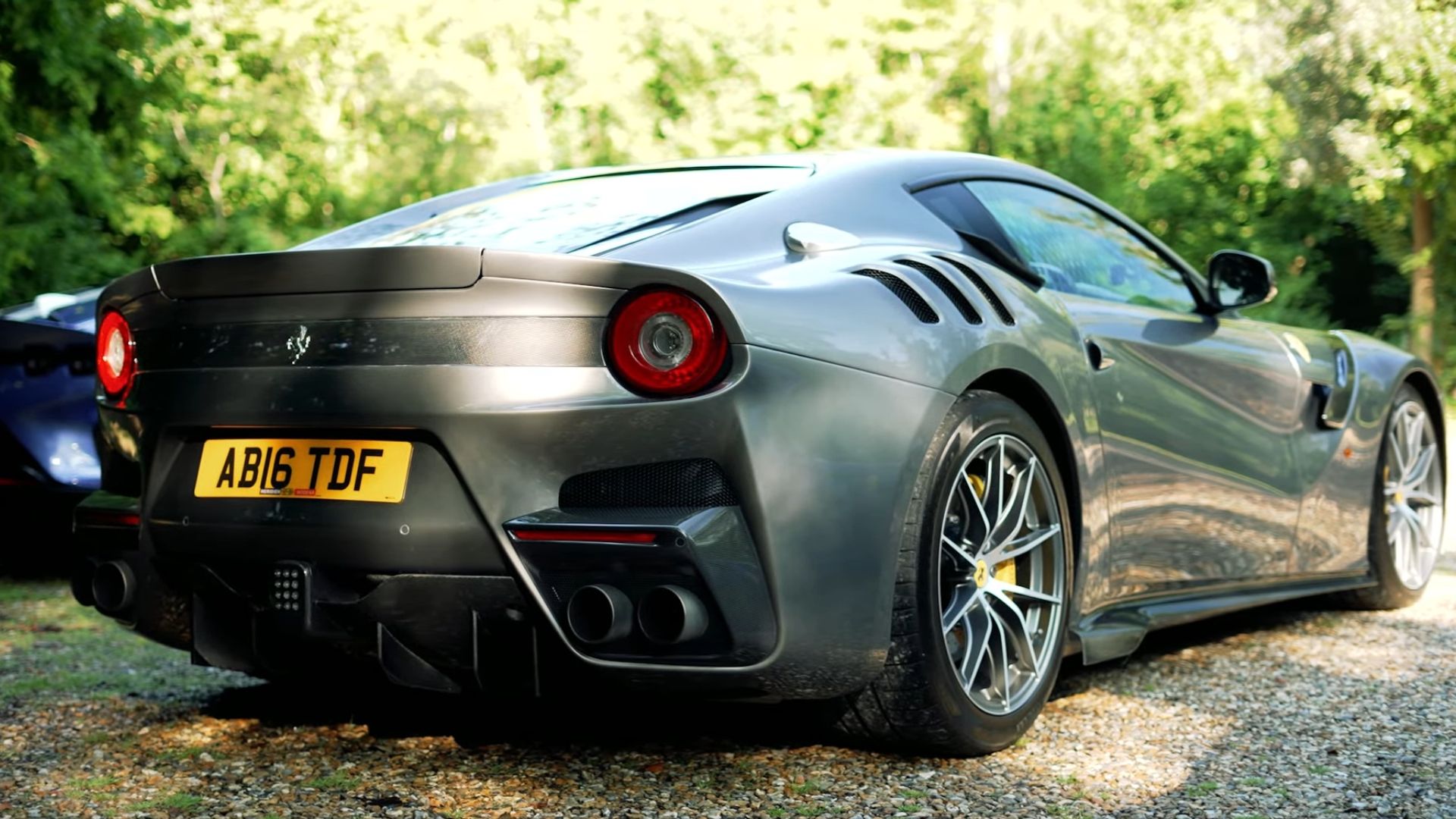 Vista traseira do quarto Ferrari F12 tdf