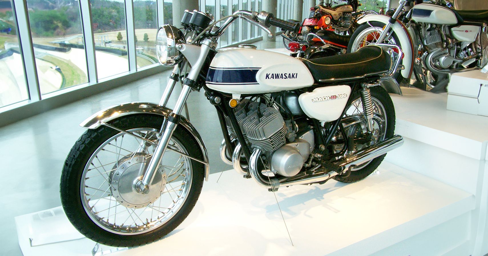 Bicicleta esportiva japonesa clássica branca e azul
