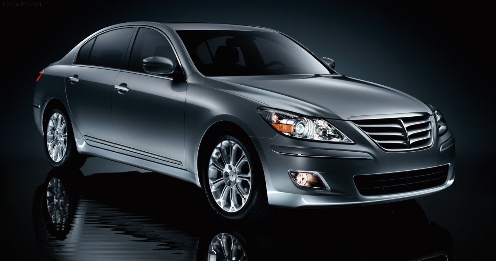 2009 Hyundai Genesis front third quarter view