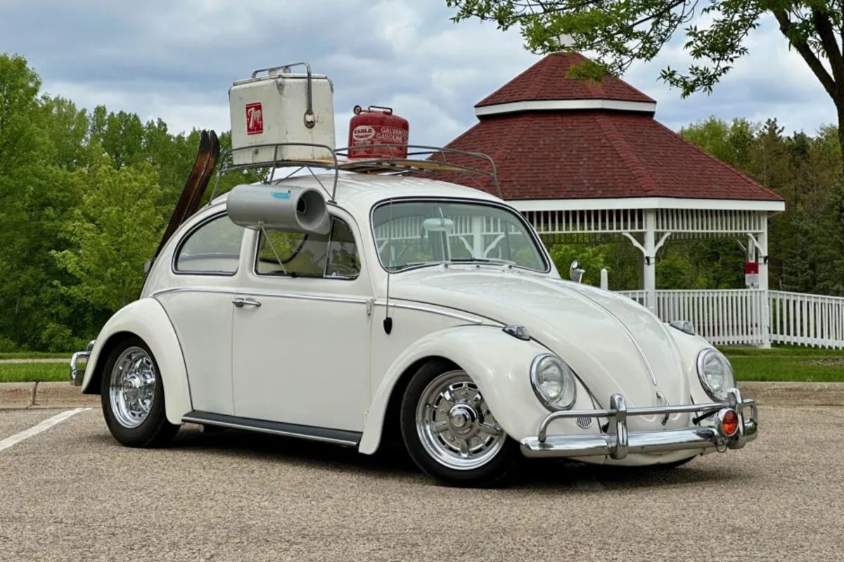 Volkswagen Beetle 1963 modificado estacionado