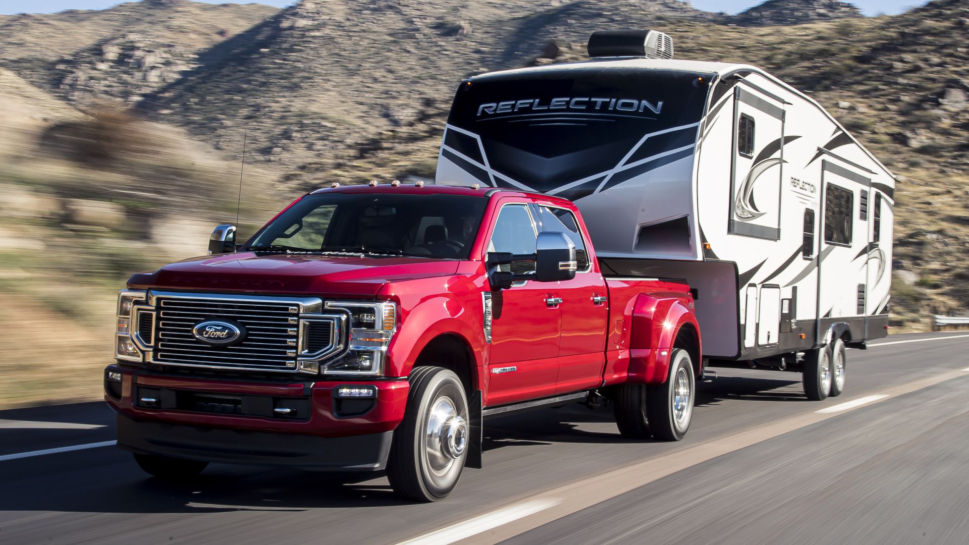 Tripulação do Ford Super Duty F-350 conduzida na estrada com um trailer acoplado