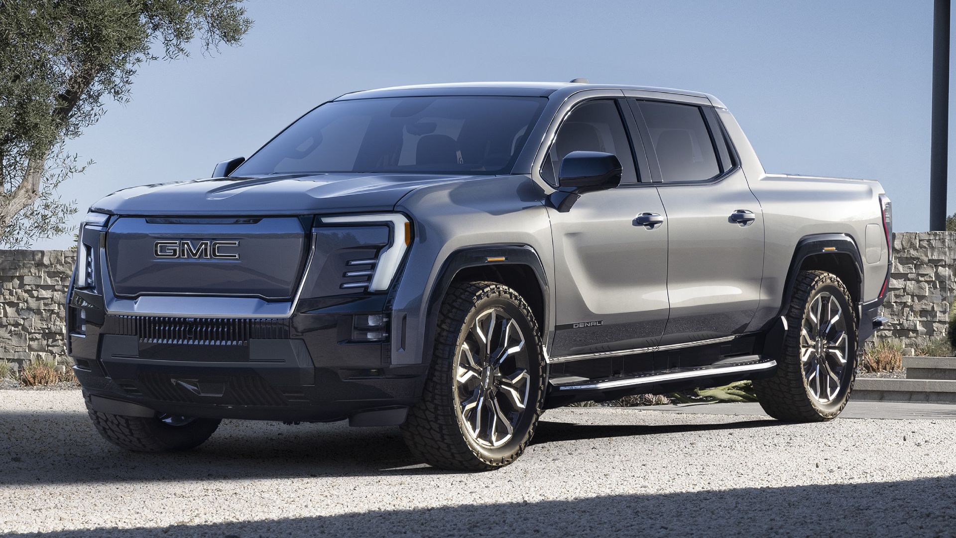 GMC Sierra EV estacionado ao ar livre