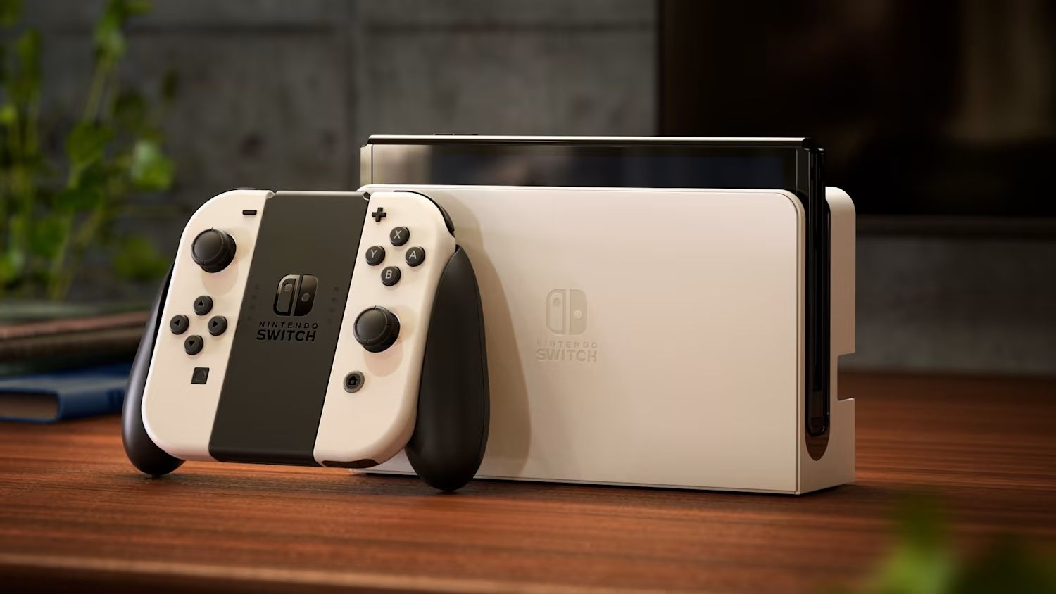 Nintendo Switch na cor branca, com controle, sobre uma mesa.