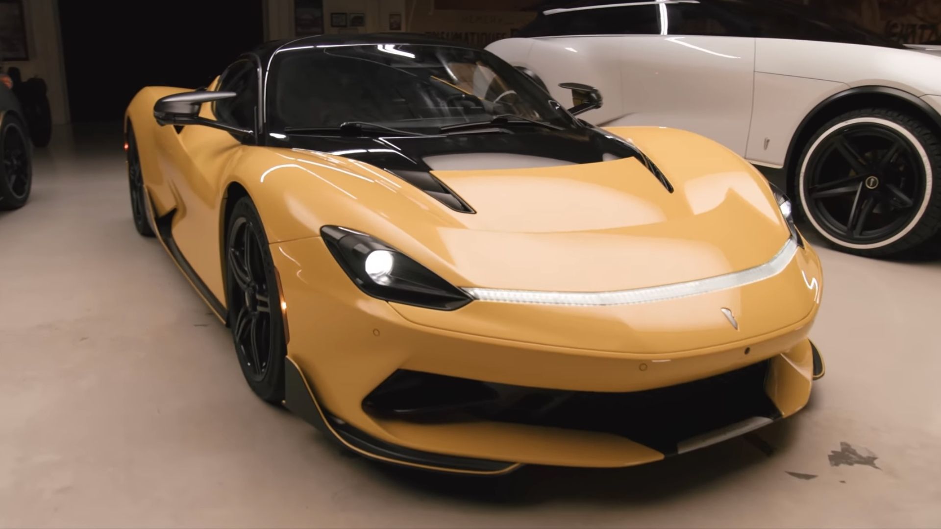 Pininfarina Battista Vista Frontal Estacionada