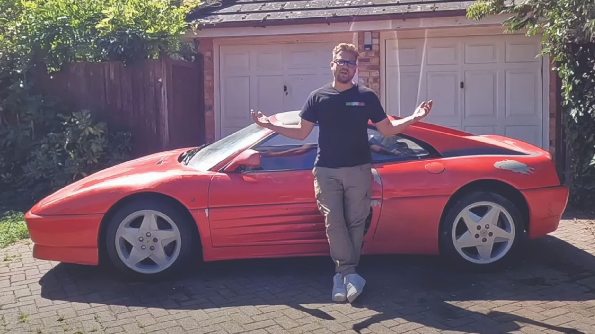 Youtuber Ratarossa with his red Ferrari 348
