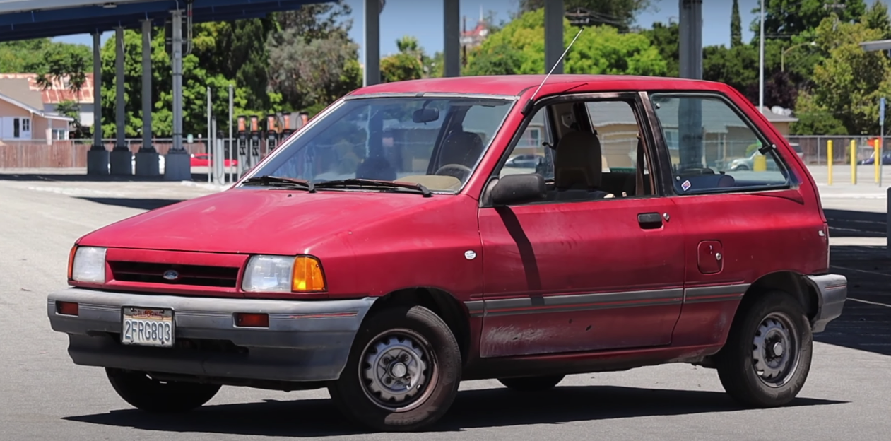 1988 Ford Festiva LX hatchback vermelho estacionado