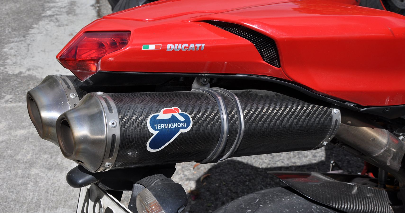 escapamento italiano de fibra de carbono na Ducati vermelha