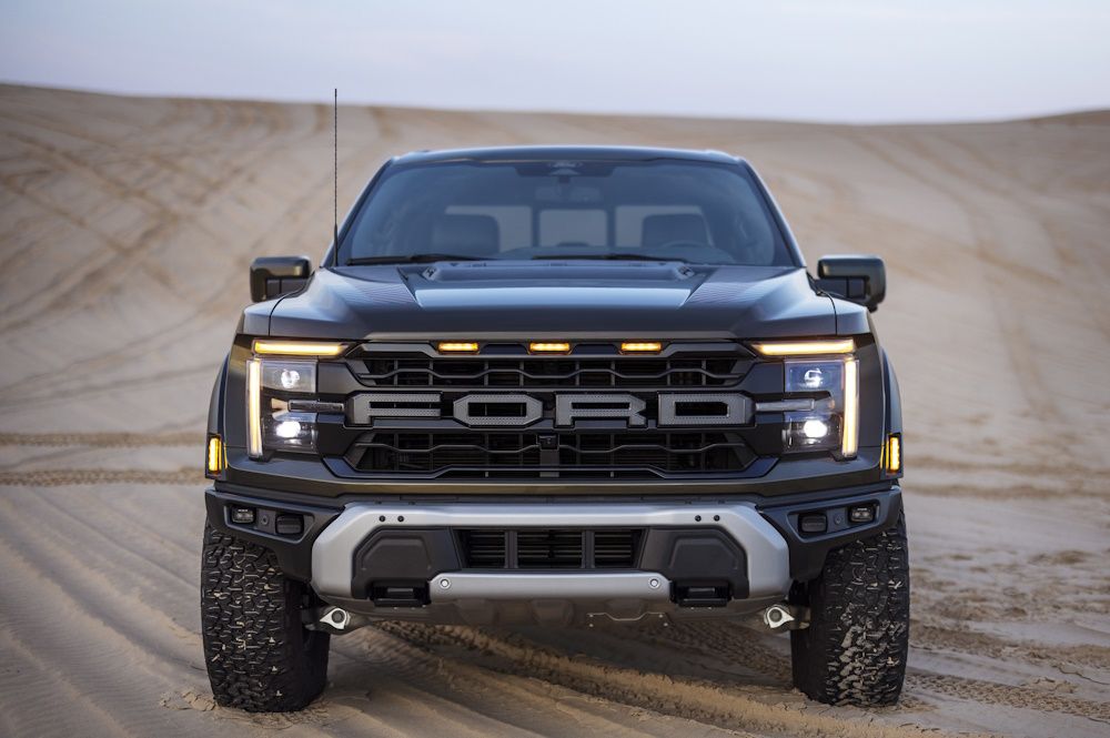 A frente de um Ford F-150 Raptor 2024