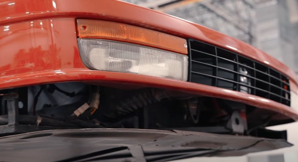 A frente de uma Ferrari Testarossa vermelha em restauração
