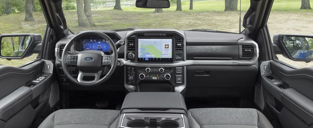 O interior de um Ford F-150 XLT 2024
