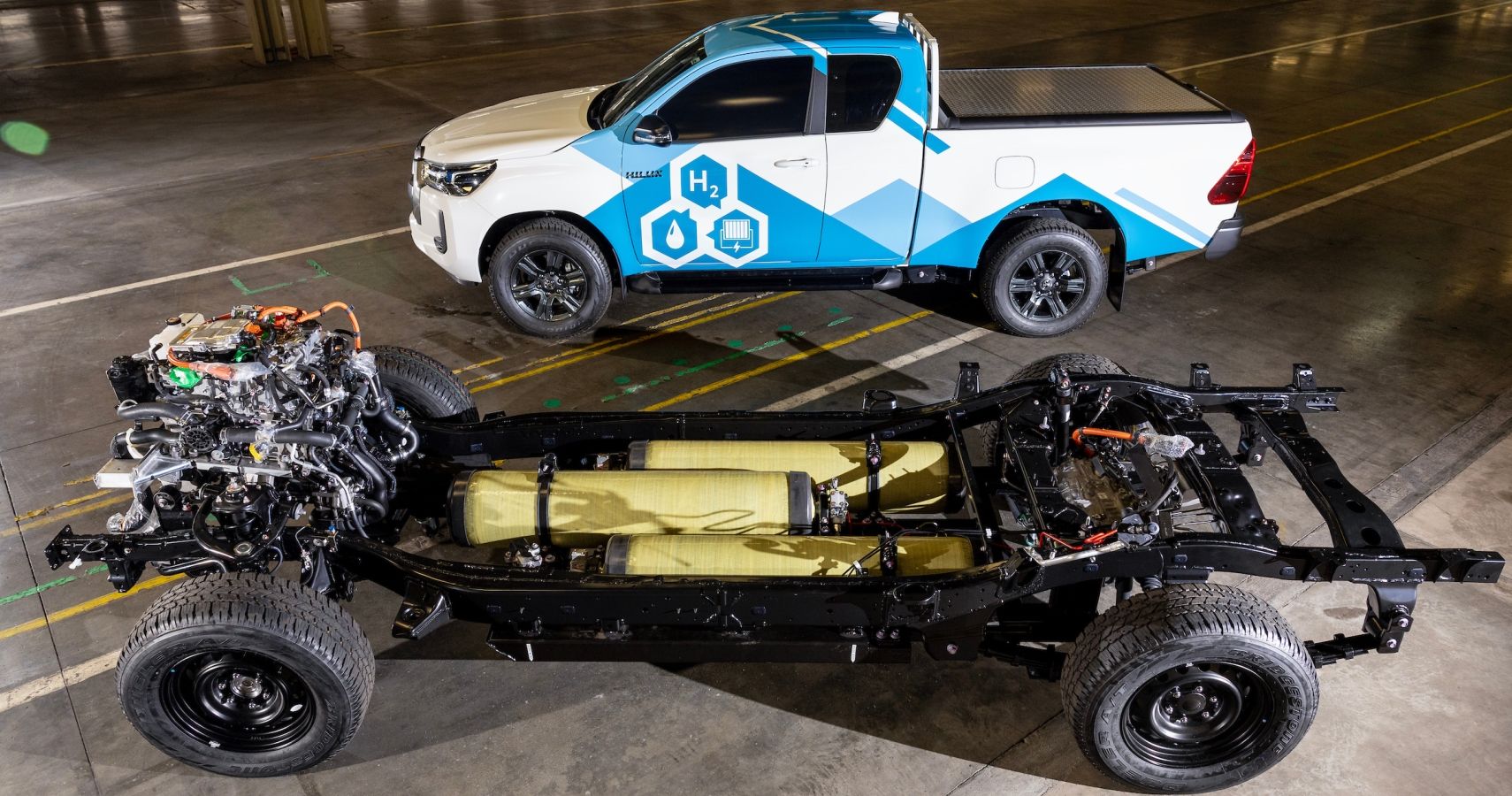 Vista lateral da Toyota Hydrogen Hilux com trem de força a hidrogênio