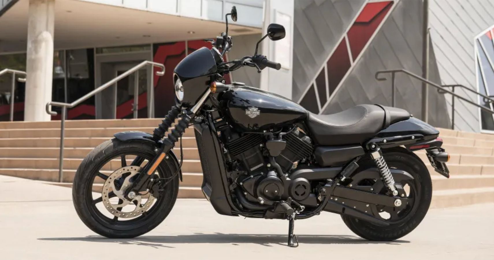 Motocicleta cruiser americana preta