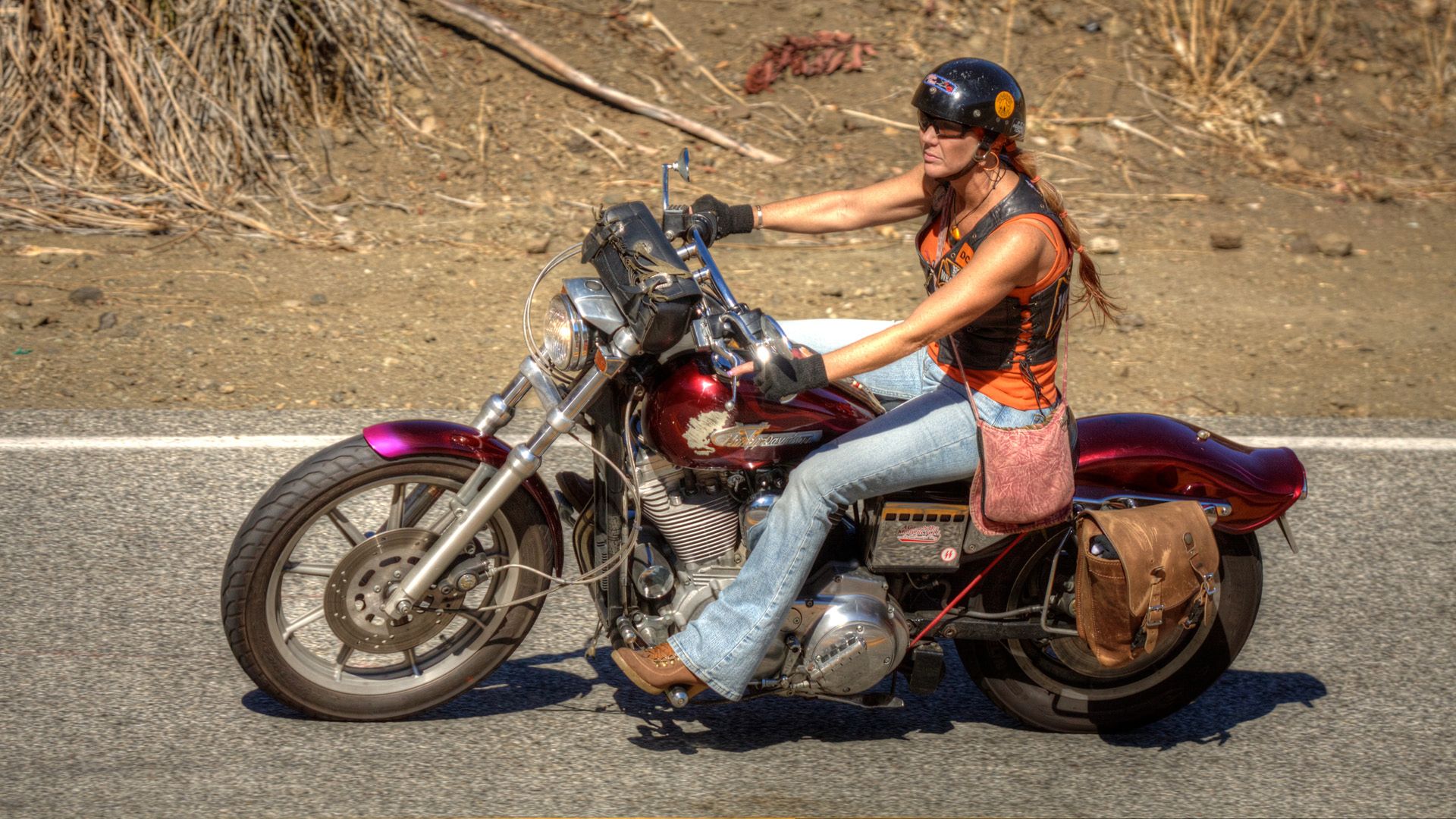 Mulher em um clube nu estilo Harley